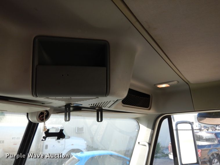 image for item DJ6687 2007 Freightliner Columbia 120  semi truck