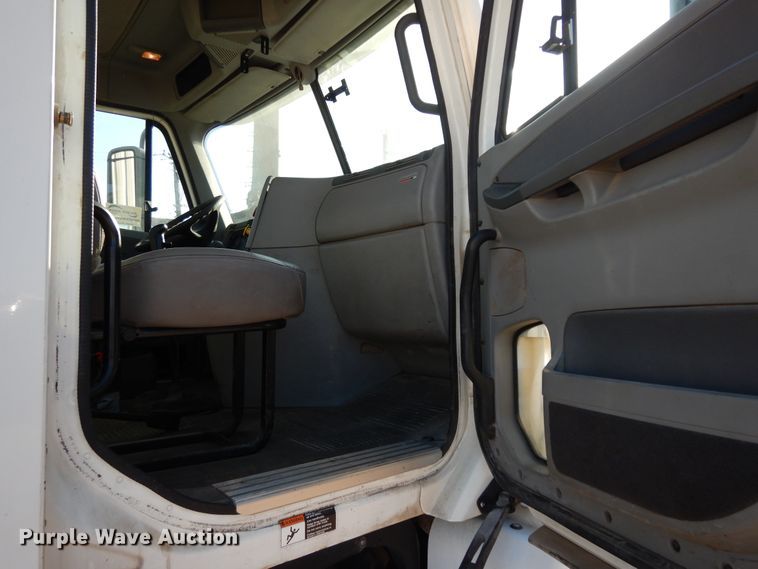 image for item DJ6687 2007 Freightliner Columbia 120  semi truck