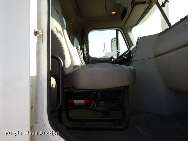 image for item DJ6687 2007 Freightliner Columbia 120  semi truck