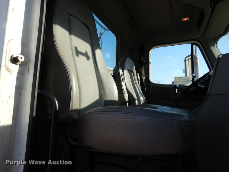 image for item DJ6687 2007 Freightliner Columbia 120  semi truck