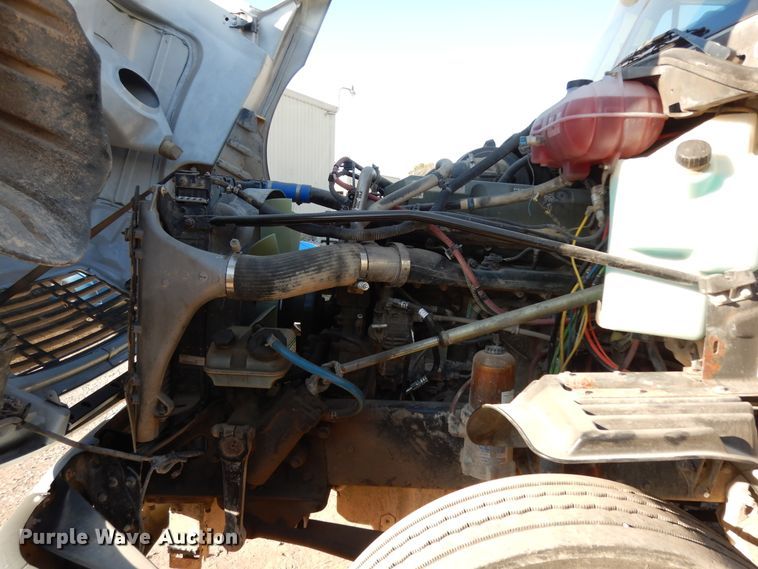 image for item DJ6687 2007 Freightliner Columbia 120  semi truck