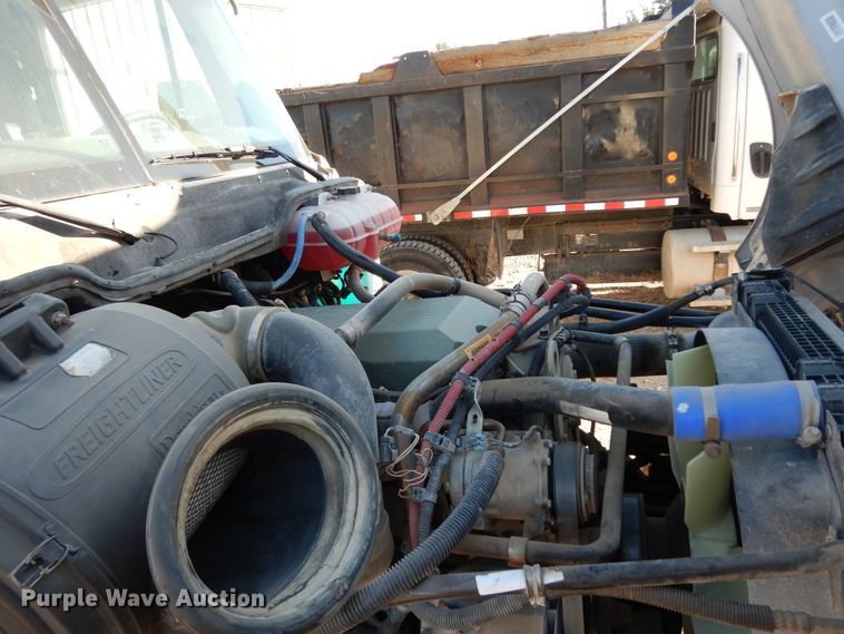 image for item DJ6687 2007 Freightliner Columbia 120  semi truck