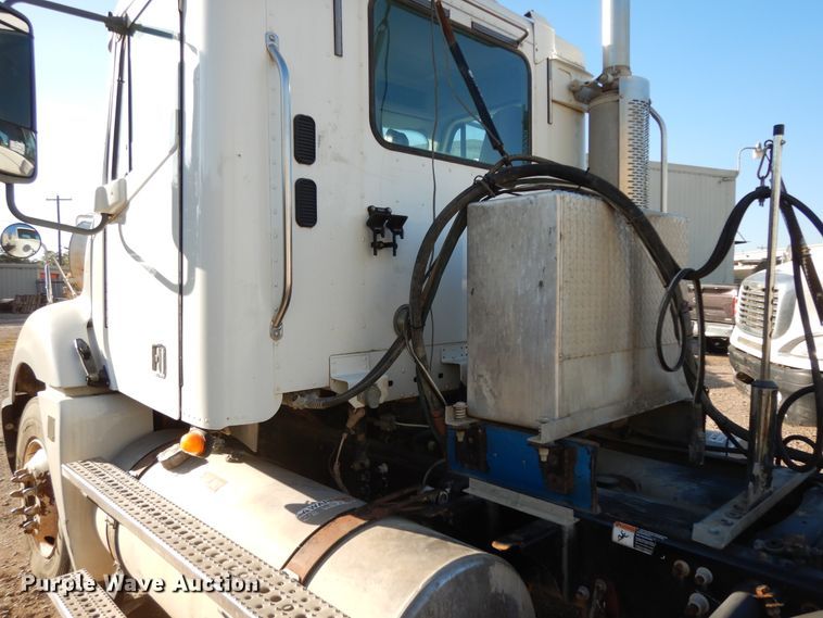 image for item DJ6687 2007 Freightliner Columbia 120  semi truck