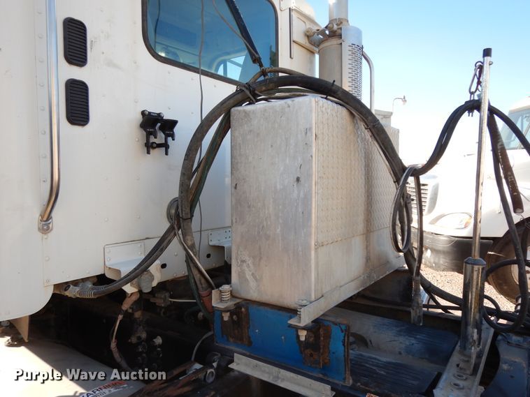 image for item DJ6687 2007 Freightliner Columbia 120  semi truck