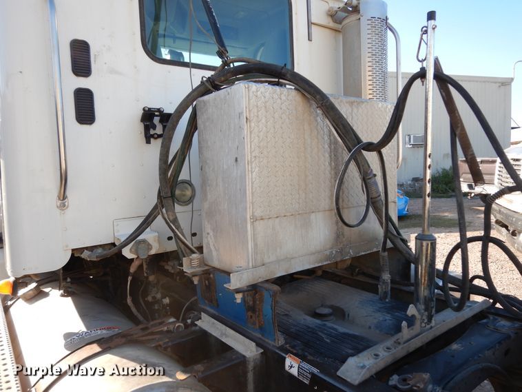 image for item DJ6687 2007 Freightliner Columbia 120  semi truck