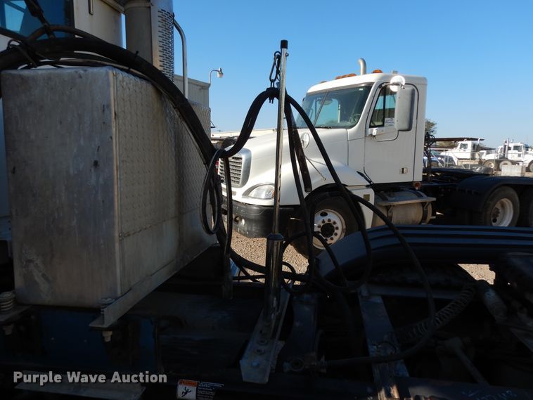 image for item DJ6687 2007 Freightliner Columbia 120  semi truck