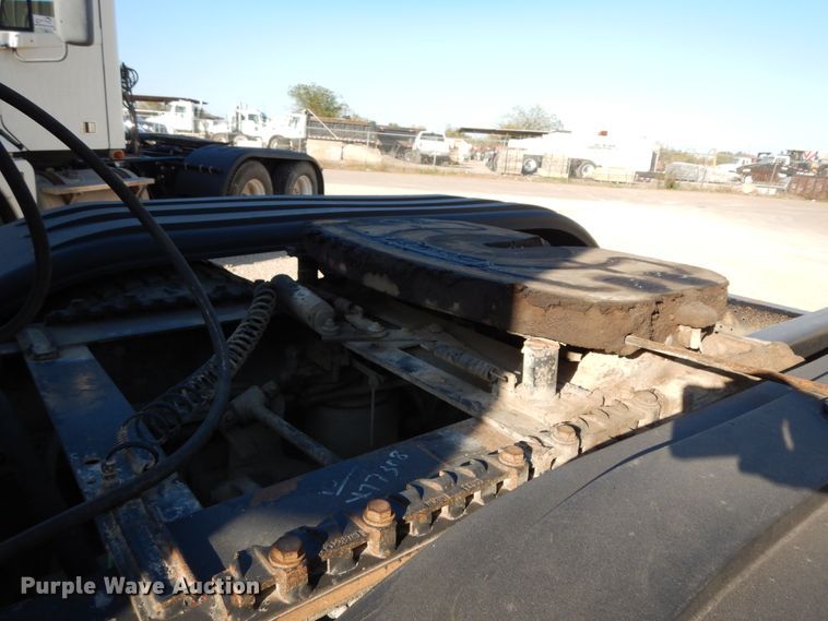 image for item DJ6687 2007 Freightliner Columbia 120  semi truck