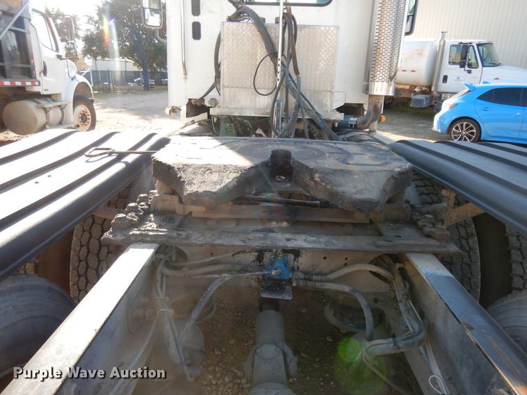 image for item DJ6687 2007 Freightliner Columbia 120  semi truck