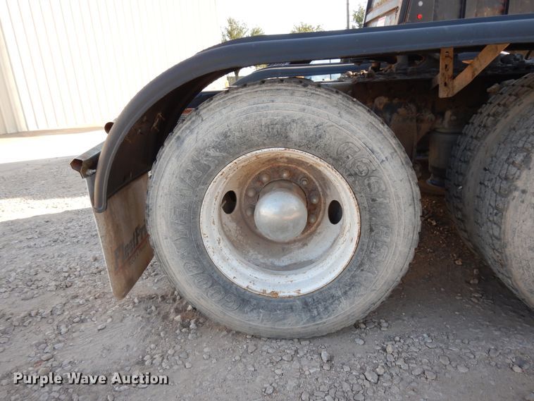 image for item DJ6687 2007 Freightliner Columbia 120  semi truck