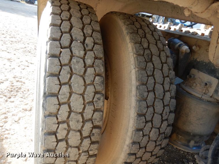 image for item DJ6687 2007 Freightliner Columbia 120  semi truck