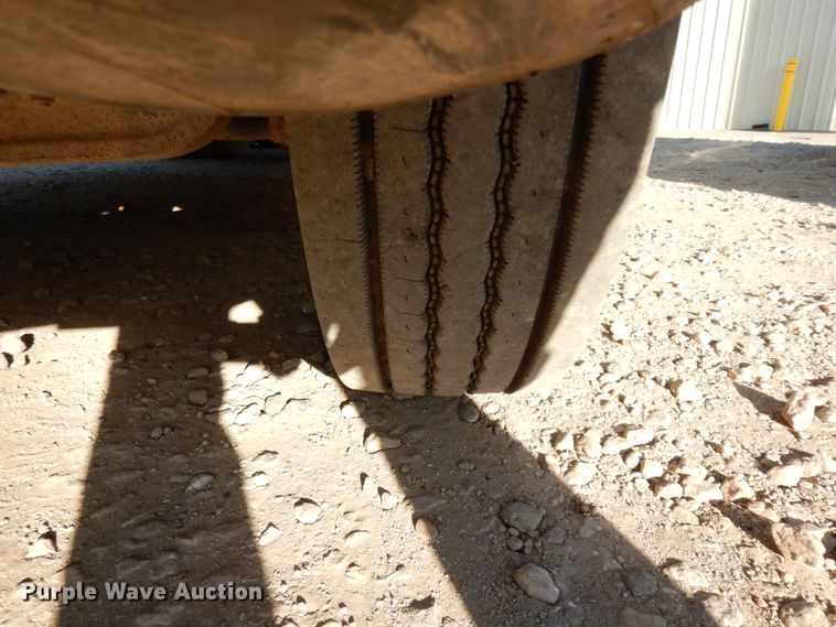 image for item DJ6687 2007 Freightliner Columbia 120  semi truck