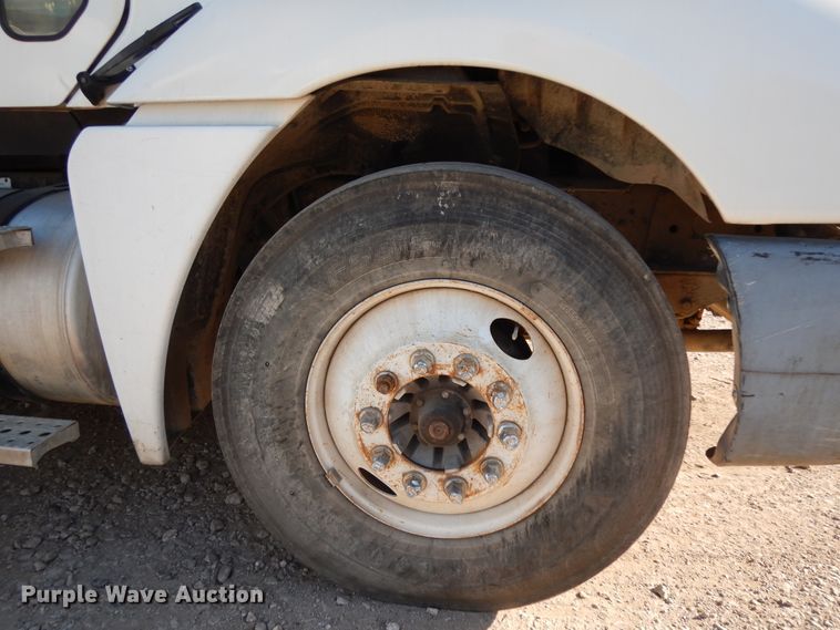 image for item DJ6687 2007 Freightliner Columbia 120  semi truck