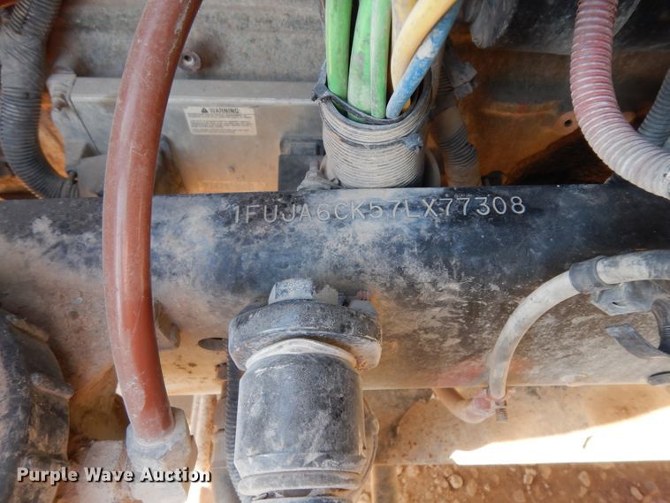 image for item DJ6687 2007 Freightliner Columbia 120  semi truck