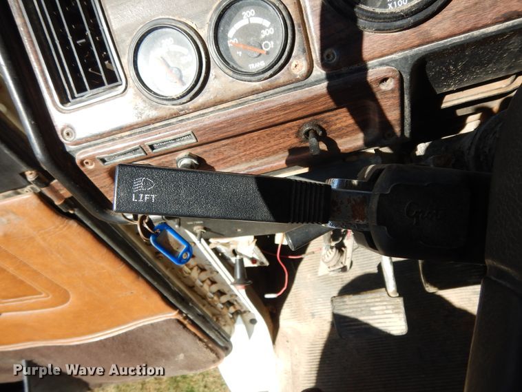 image for item DJ6717 2003 Freightliner FLD120SD  semi truck