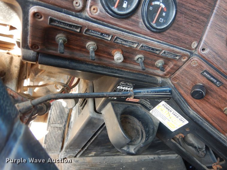 image for item DJ6717 2003 Freightliner FLD120SD  semi truck