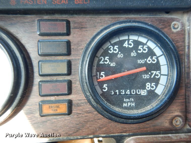 image for item DJ6717 2003 Freightliner FLD120SD  semi truck