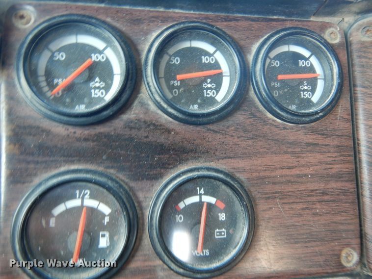 image for item DJ6717 2003 Freightliner FLD120SD  semi truck