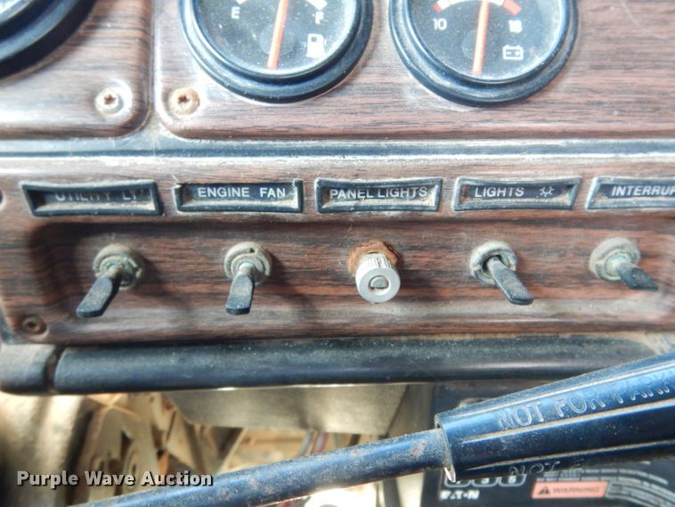 image for item DJ6717 2003 Freightliner FLD120SD  semi truck