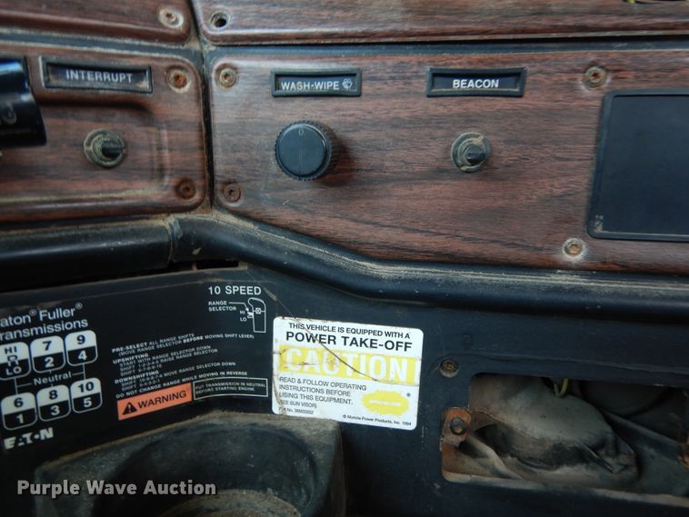 image for item DJ6717 2003 Freightliner FLD120SD  semi truck