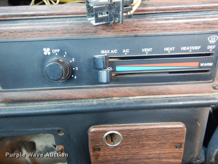 image for item DJ6717 2003 Freightliner FLD120SD  semi truck