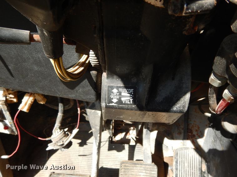 image for item DJ6717 2003 Freightliner FLD120SD  semi truck