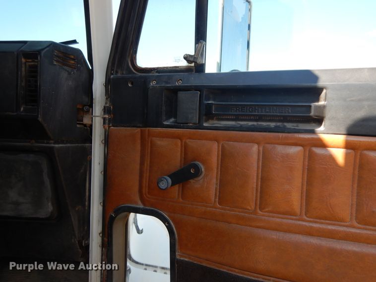 image for item DJ6717 2003 Freightliner FLD120SD  semi truck