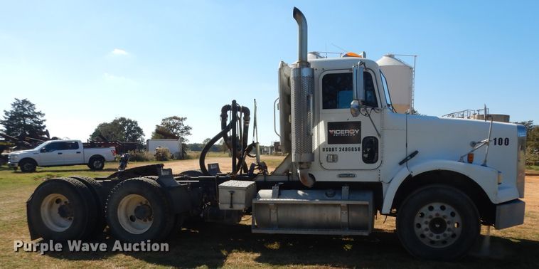 image for item DJ6718 2002 Freightliner FLD120SD  semi truck