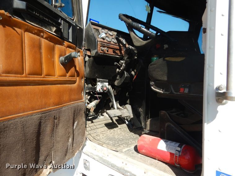 image for item DJ6718 2002 Freightliner FLD120SD  semi truck