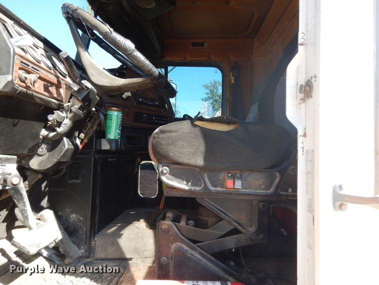 image for item DJ6718 2002 Freightliner FLD120SD  semi truck