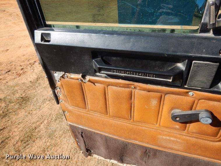 image for item DJ6718 2002 Freightliner FLD120SD  semi truck