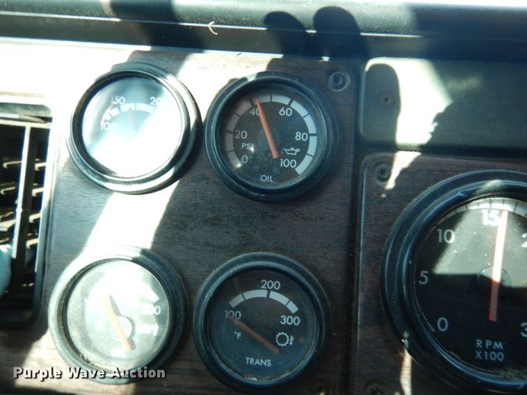 image for item DJ6718 2002 Freightliner FLD120SD  semi truck