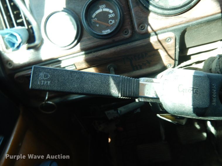 image for item DJ6718 2002 Freightliner FLD120SD  semi truck