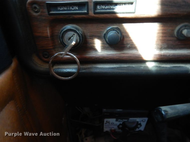 image for item DJ6718 2002 Freightliner FLD120SD  semi truck