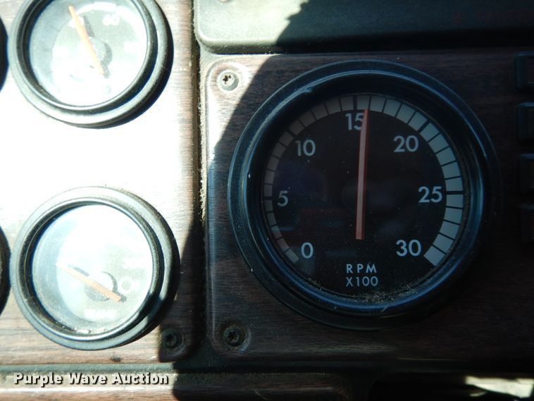 image for item DJ6718 2002 Freightliner FLD120SD  semi truck