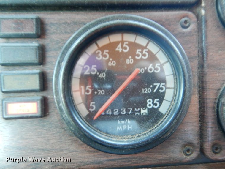 image for item DJ6718 2002 Freightliner FLD120SD  semi truck