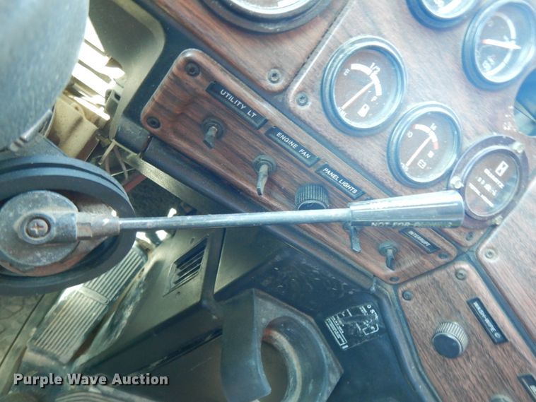 image for item DJ6718 2002 Freightliner FLD120SD  semi truck