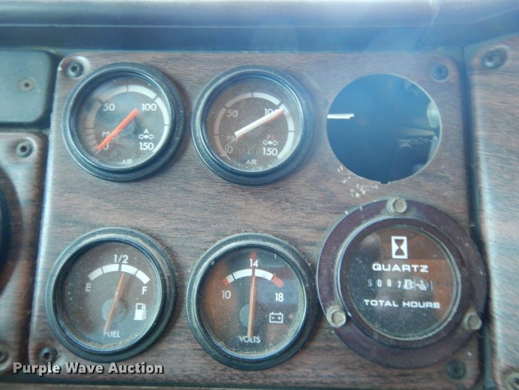 image for item DJ6718 2002 Freightliner FLD120SD  semi truck