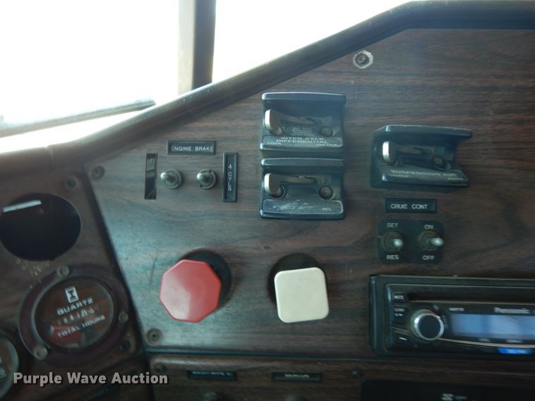 image for item DJ6718 2002 Freightliner FLD120SD  semi truck