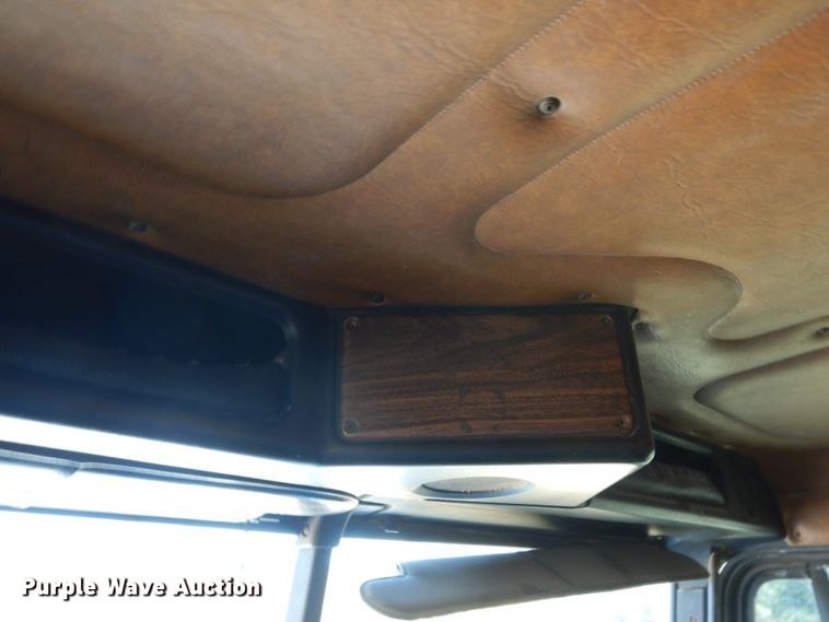 image for item DJ6718 2002 Freightliner FLD120SD  semi truck