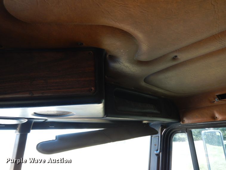 image for item DJ6718 2002 Freightliner FLD120SD  semi truck