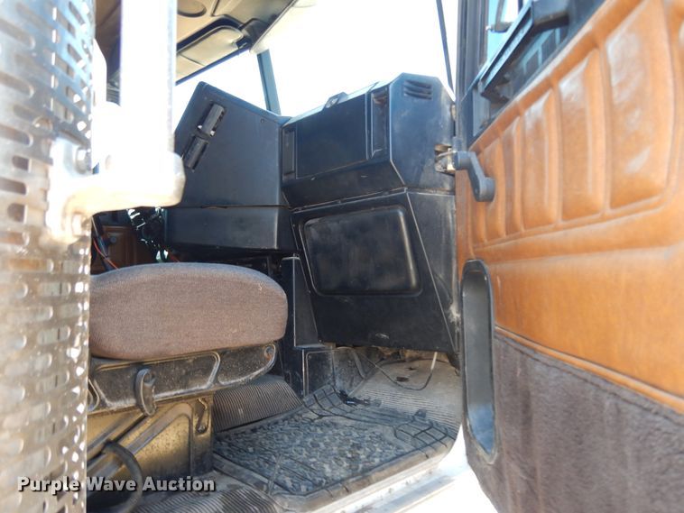 image for item DJ6718 2002 Freightliner FLD120SD  semi truck