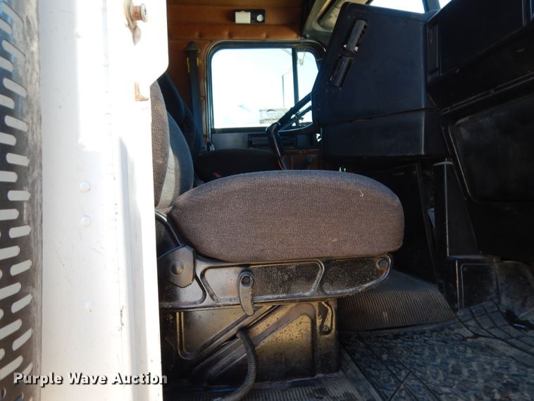 image for item DJ6718 2002 Freightliner FLD120SD  semi truck