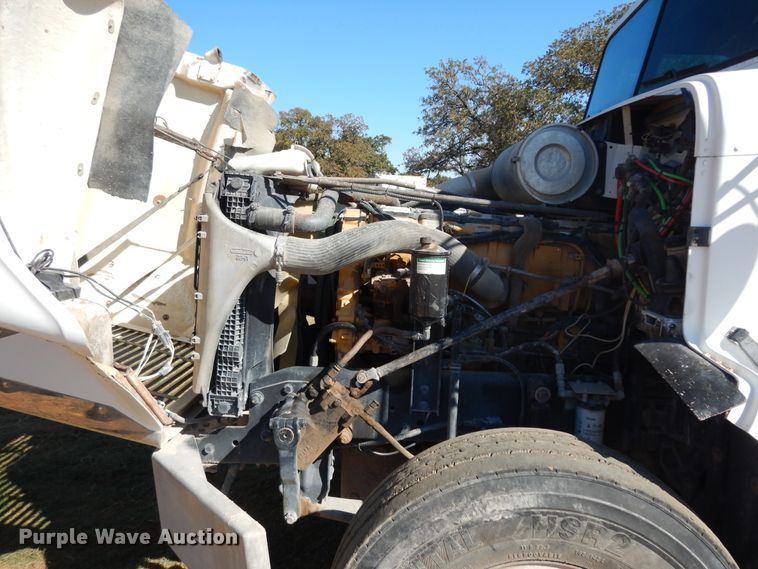 image for item DJ6718 2002 Freightliner FLD120SD  semi truck