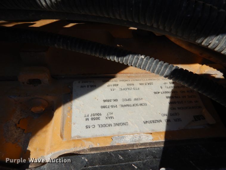 image for item DJ6718 2002 Freightliner FLD120SD  semi truck