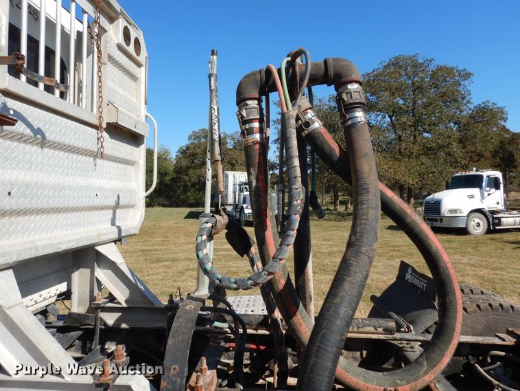 image for item DJ6718 2002 Freightliner FLD120SD  semi truck