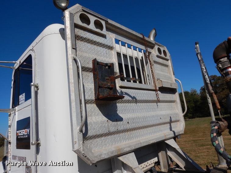 image for item DJ6718 2002 Freightliner FLD120SD  semi truck