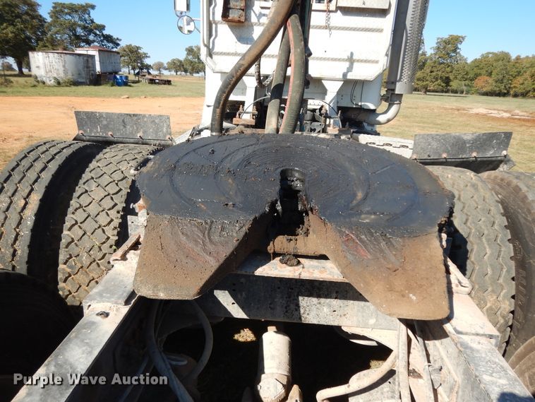 image for item DJ6718 2002 Freightliner FLD120SD  semi truck