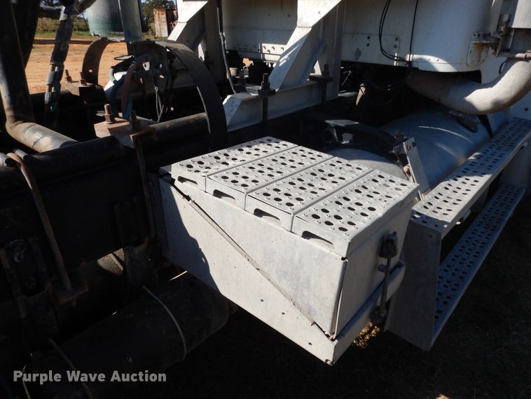 image for item DJ6718 2002 Freightliner FLD120SD  semi truck