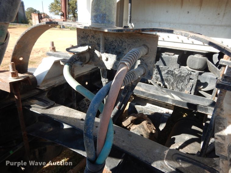 image for item DJ6718 2002 Freightliner FLD120SD  semi truck