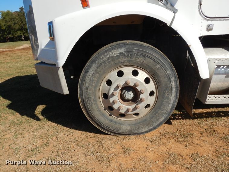 image for item DJ6718 2002 Freightliner FLD120SD  semi truck